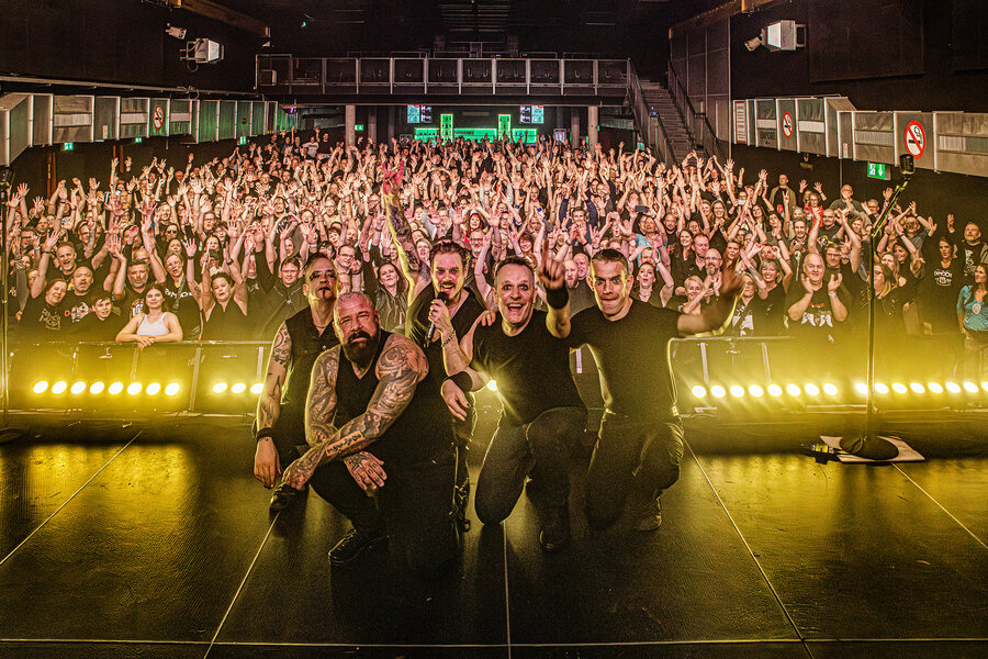 Die fünf Musiker von Remode am Bühnenrand vor dem vollen Saal der Batschkapp beim gemeinsamen Foto mit dem Publikum