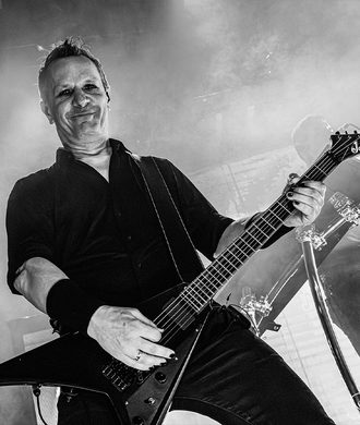 Johannes Makowski, Gitarrist von Remode, live auf der Bühne
