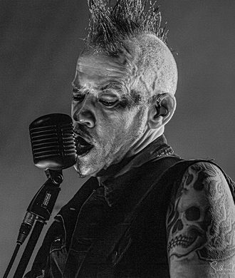 Slick Prolidol, Bassist von Remode, live auf der Bühne